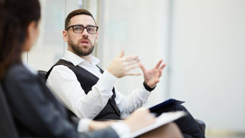 Un trader qui explique la conception d'une stratégie de trading