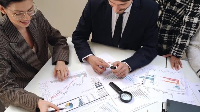 Des traders en train d'identifier les produits les plus intéressants