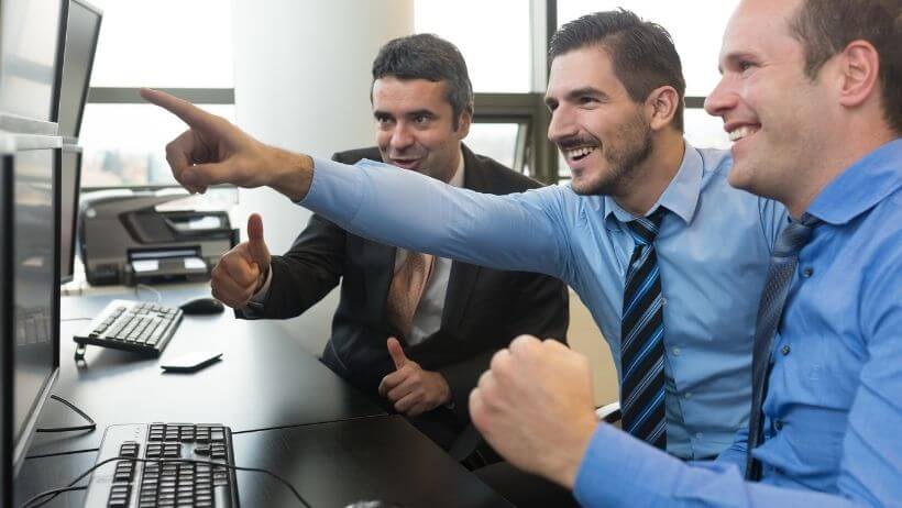 Des hommes heureux d'avoir trouvé la bonne stratégie
