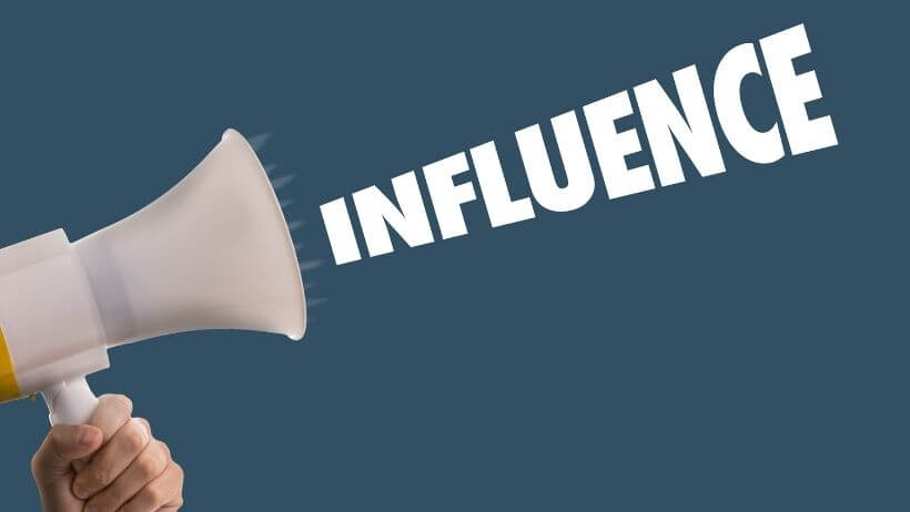 L'influence qui sort d'un mégaphone