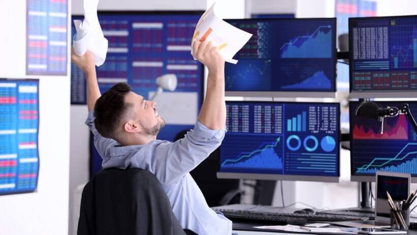 Une homme hésitant sur le meilleur choix de trade