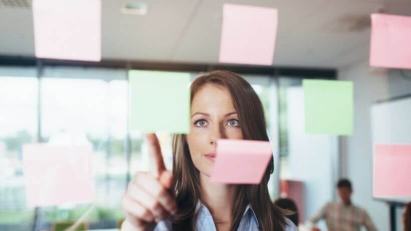 Quand vendre en bourse : une femme qui organise ses ordres de vente