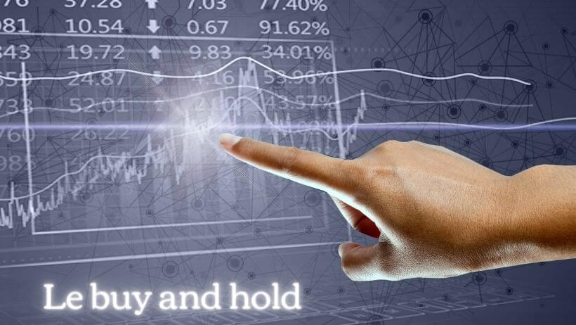 Un trader qui analyse la tendance du marché de la bourse