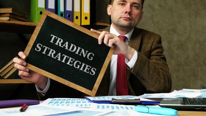 Un homme en train de concevoir sa stratégie de trading
