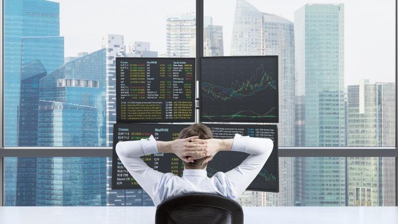 Un trader en train de tester un logiciel de trading
