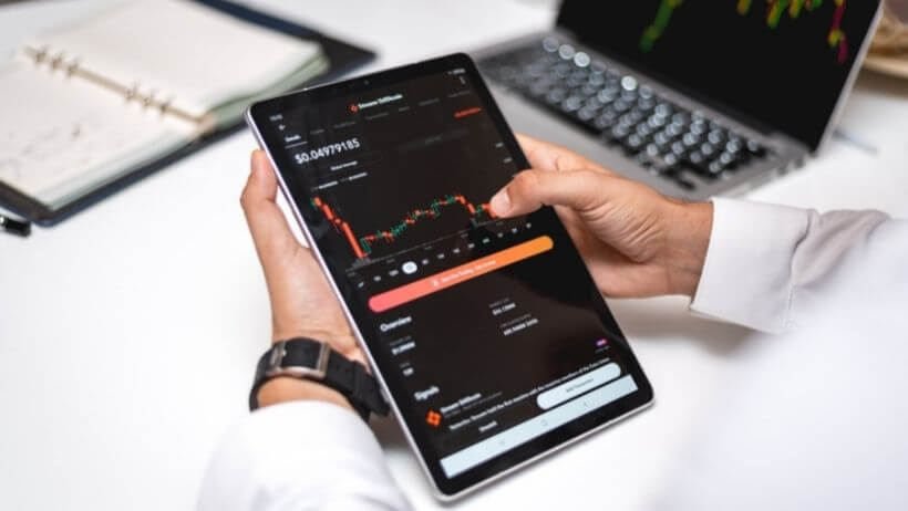 Un trader utilisant un appareil mobile