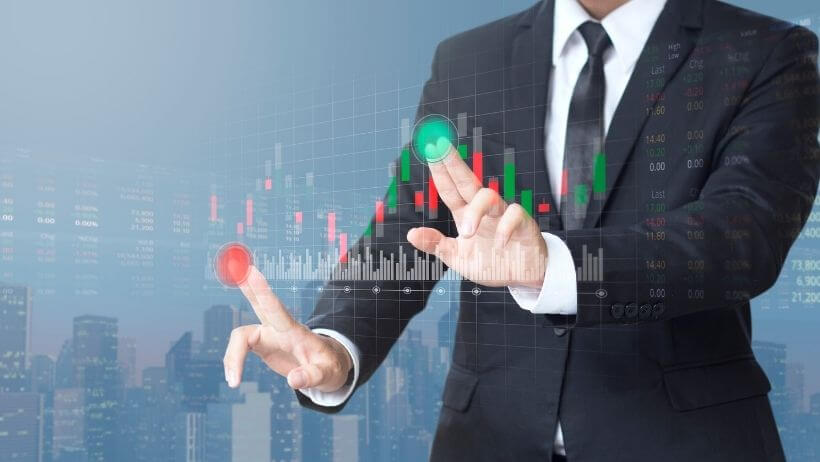 Un trader pro qui analyse les graphiques